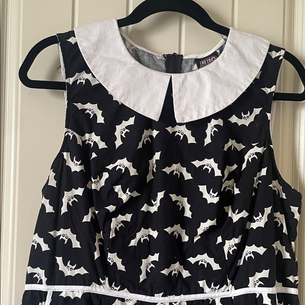 Retrolicious Bat Dress with Peter Pan Collar - Picture 3 of 8